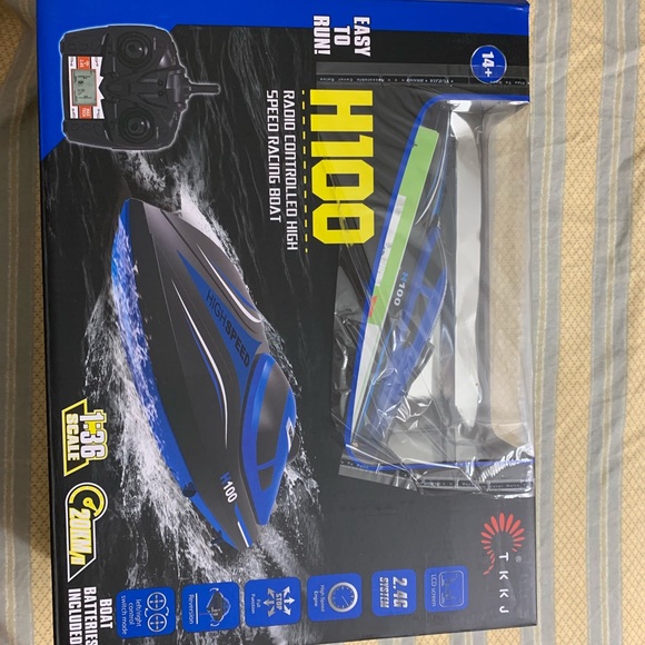 Racing boat- Electric Remote Control - Picture 4 of 6